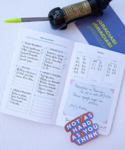 El Planificador de Objetivos Cuaderno de Sueños es una herramienta útil y práctica que te ayuda a definir tus metas a corto y mediano plazo, así como a crear un plan de acción para alcanzarlas.
